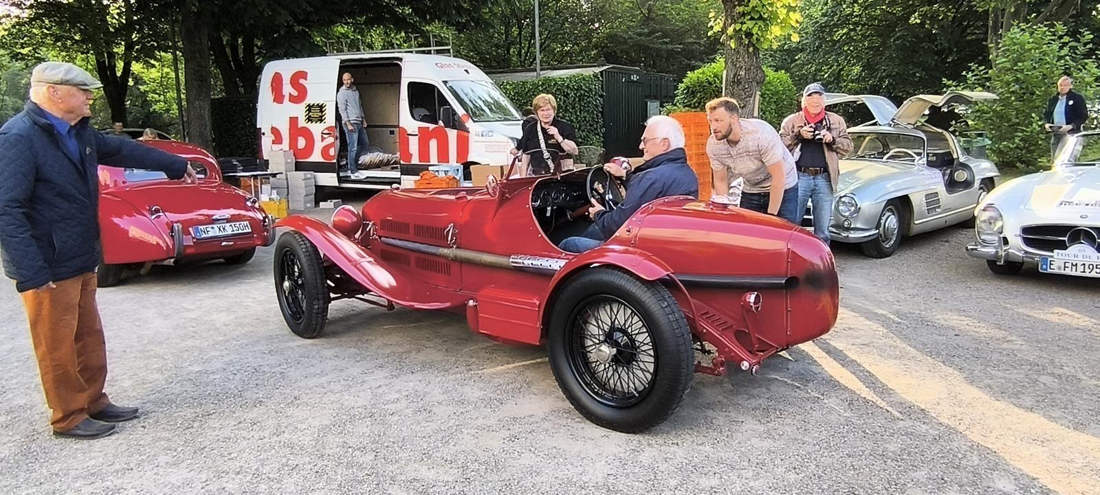 Fast ein bisschen Go-Cart-Feeling gibt es in diesem feuerroten Roadster: ein Alfa Romeo 6C 1750 Gran Sport Zagato.