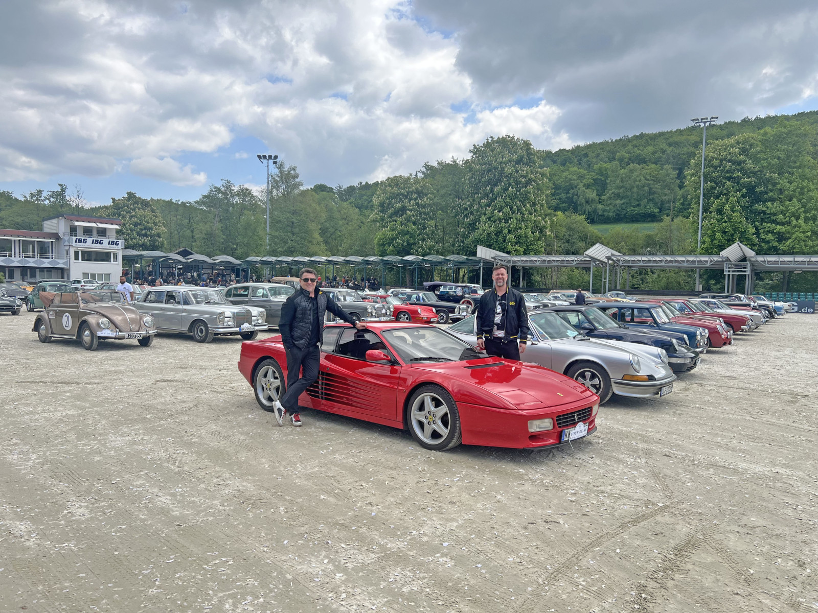 In einem Ferrari Testarossa 512 TR gingen Automobilliebhaber Arndt Hüsges (r.) und  Daniel Boden auf die Tour de Rü.