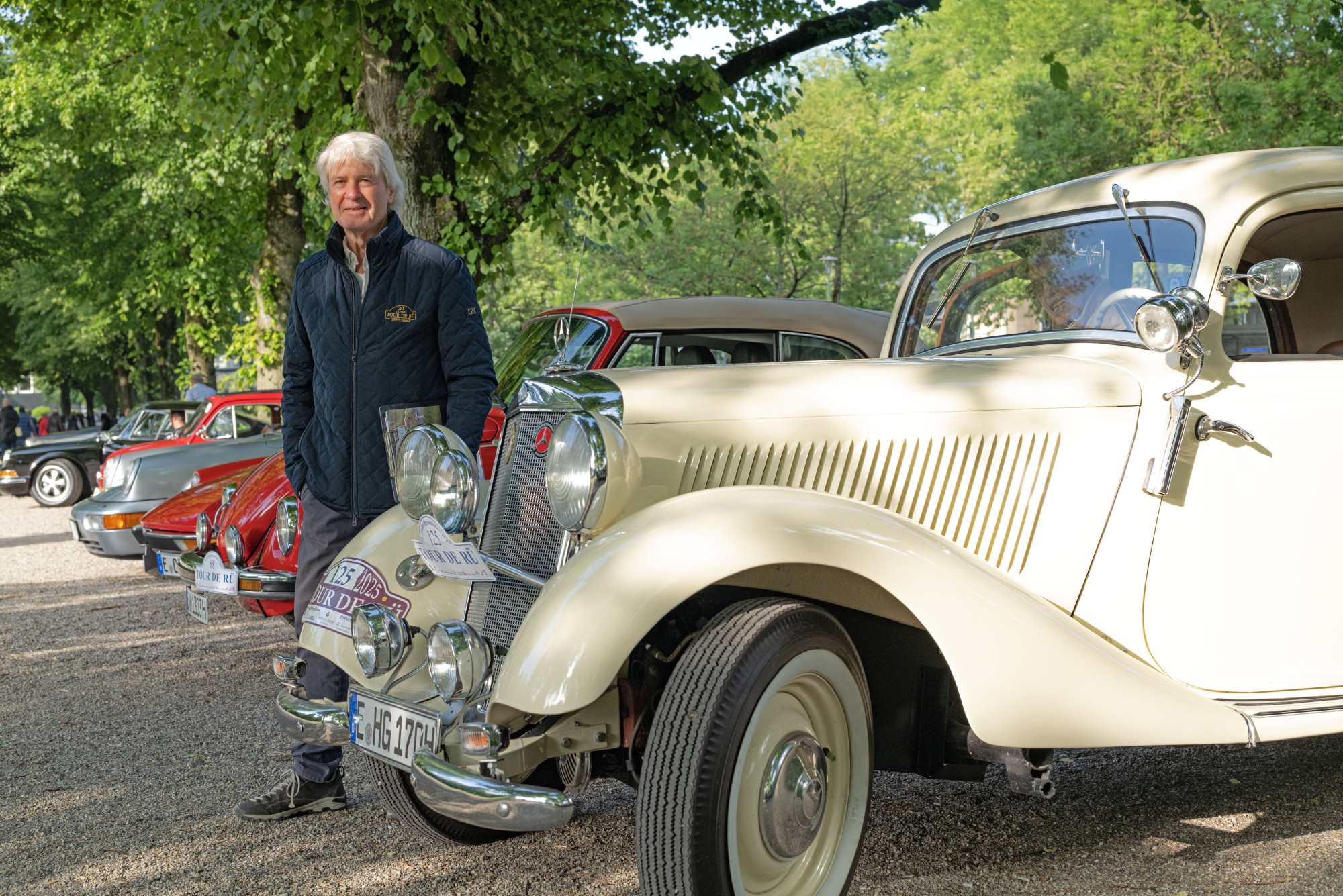 Herz und Seele der Tour de Rü ist seit 21 Jahren Claudio Schlegtendal. Er entwirft seit Beginn die Route für die betagten Automobil-Schätze, das hat ihm den Ehrentitel „Der Rallye-Doc“ eingetragen. Beim Start am Sheraton Essen Hotel begrüßt er Franz Göritz in seinem Mercedes-Benz 170 V.