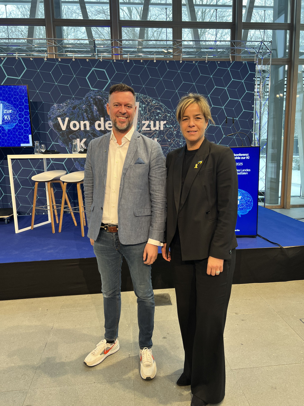 Arndt Hüsges (Hüsges Gruppe und Mitglied Digitalbeirat NRW) mit NRW-Ministerin Mona Neubaur.